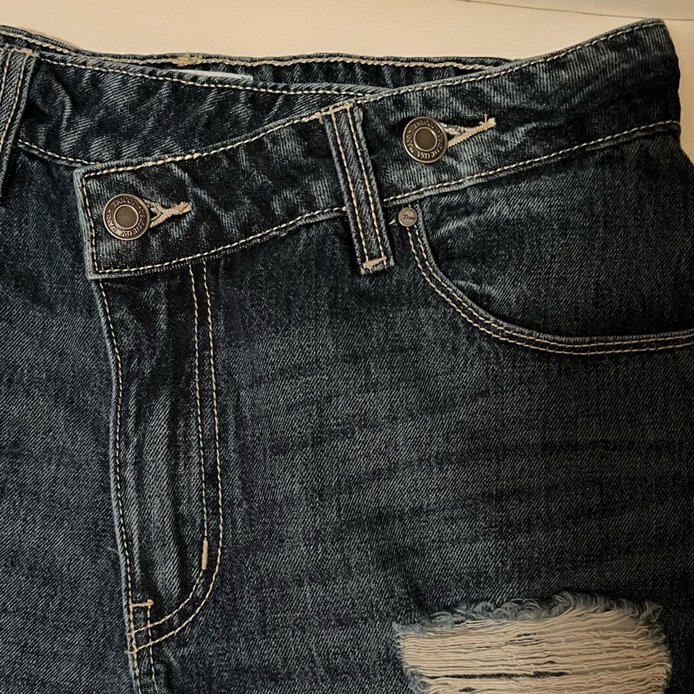 Tricot dark blue ripped jeans with two buttons, size 1